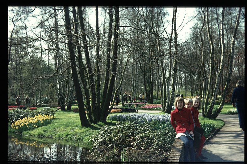 33.Keukenhof apr 1973 Brigitte,Marion,Peter.JPG